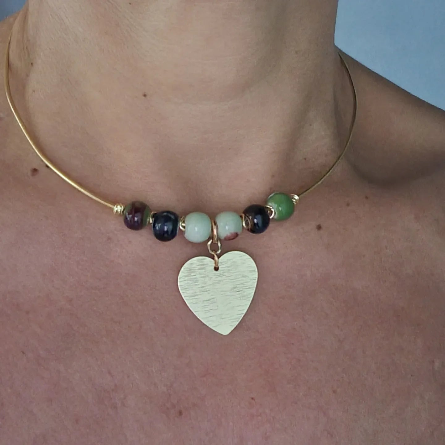 Collana con pietre naturali e cuore in acciaio dorato