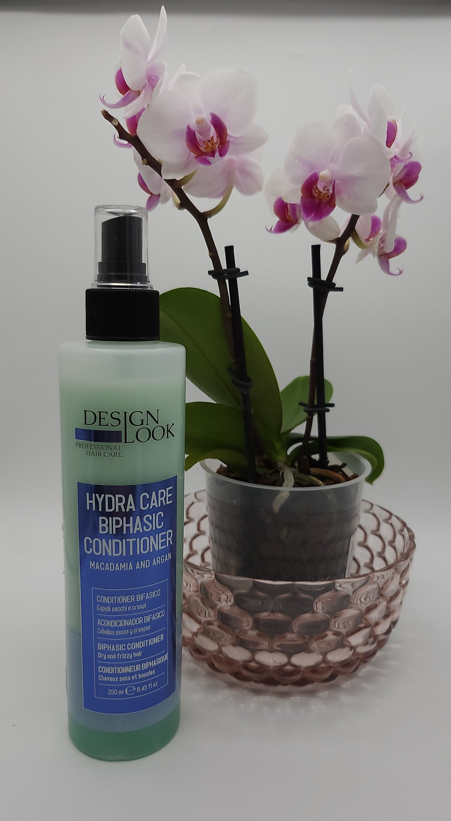 Conditioner Bifasico idratante 250ml design look con olio di macadamia e olio di argan.