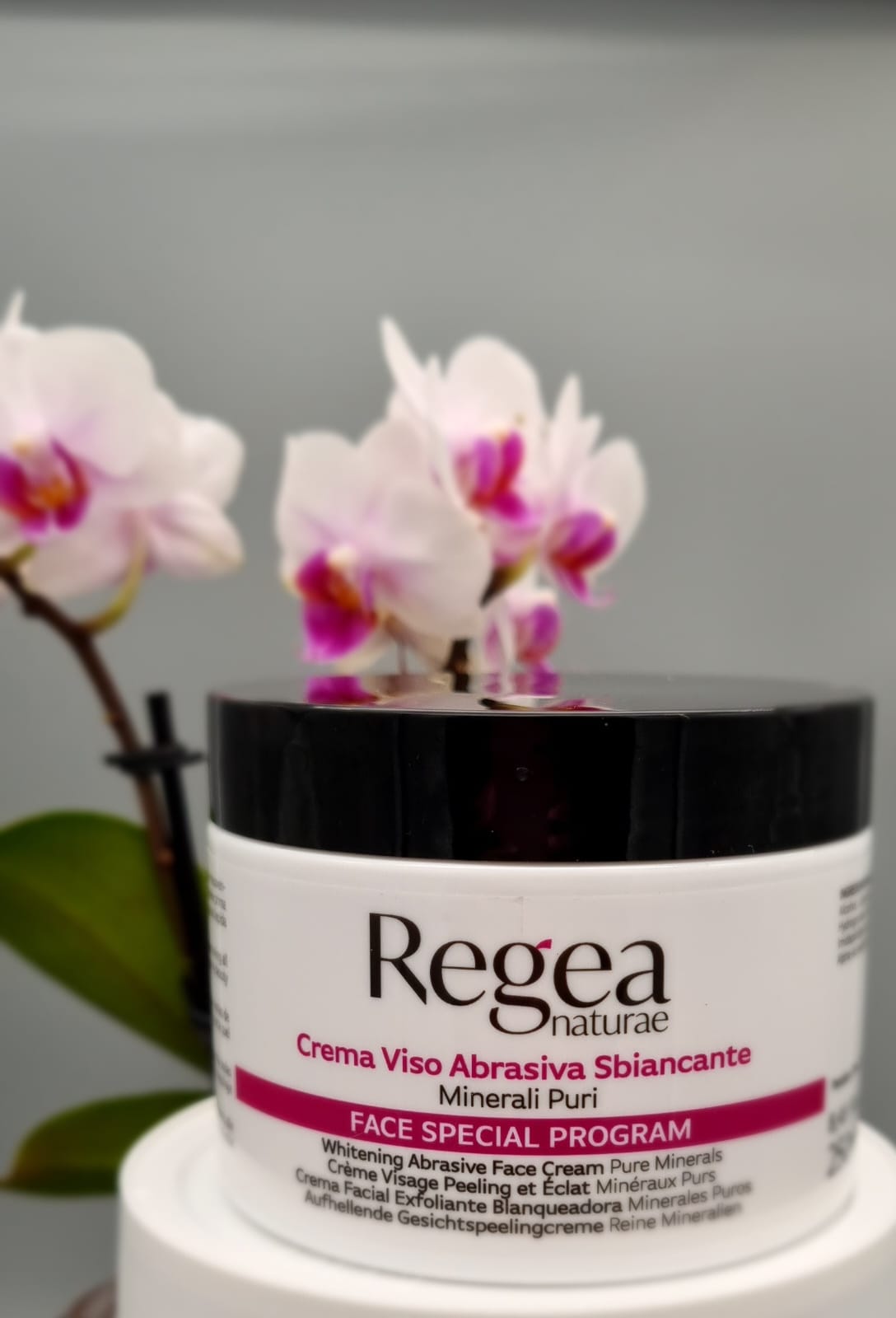 Crema Viso Abrasiva Sbiancante 250ml regea, deterge e schiarisce.